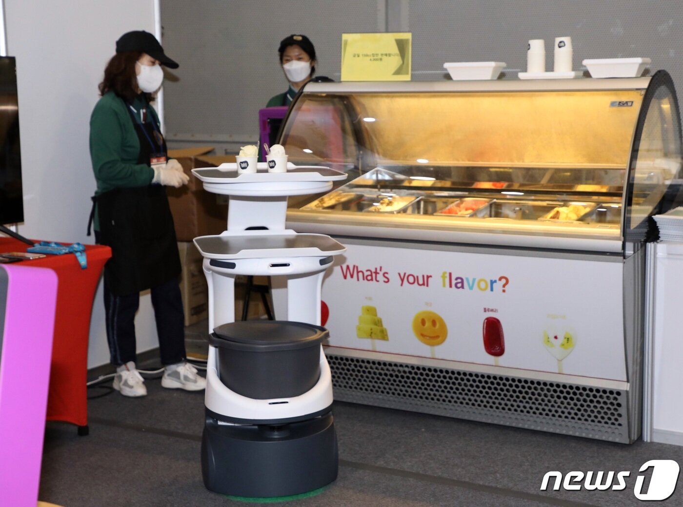 본문 이미지 - 제주국제컨벤션센터에서 열린 식품 박람회 '제주 잇(eat) 수다'에서 KT의 AI서빙로봇이 아이스크림을 나르는 시연을 하고 있다ⓒ 뉴스1
