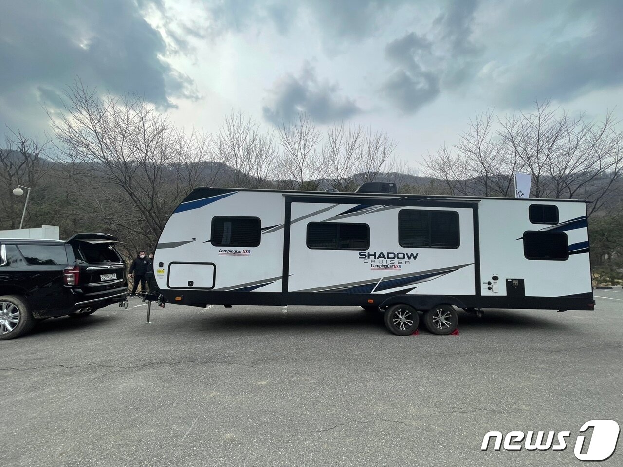 본문 이미지 - 캠핑용 트레일러 끄는 쉐보레 '타호'. ⓒ 뉴스1