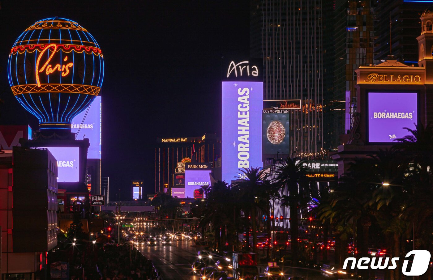 본문 이미지 - 지난 4월7일(현지시간) 그룹 방탄소년단(BTS)의 콘서트 '퍼미션 투 댄스 온 스테이지'가 열리는 미국 라스베이거스 도심이 BTS의 상징색인 보라색으로 물든 모습. (하이브 제공) 2022.4.10/뉴스1