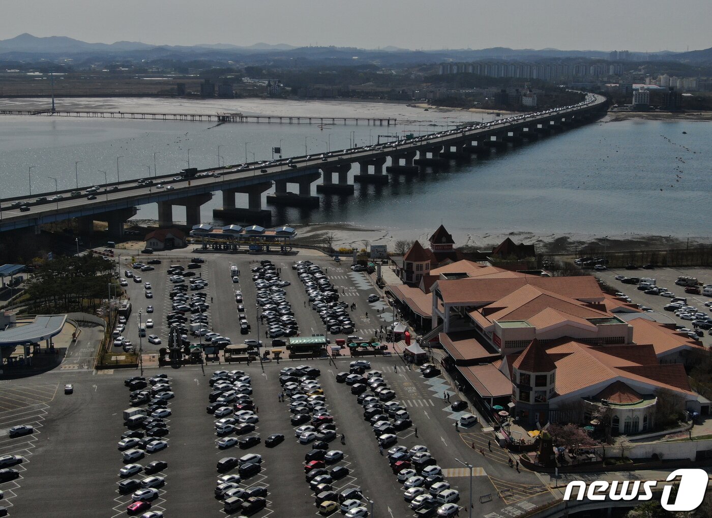본문 이미지 - 전국 곳곳에 봄꽃이 만개한 10일 오후 충남 당진시 행담도휴게소 주차장이 상춘객들의 차량들로 붐비고 있다. 2022.4.10/뉴스1 ⓒ News1 신웅수 기자