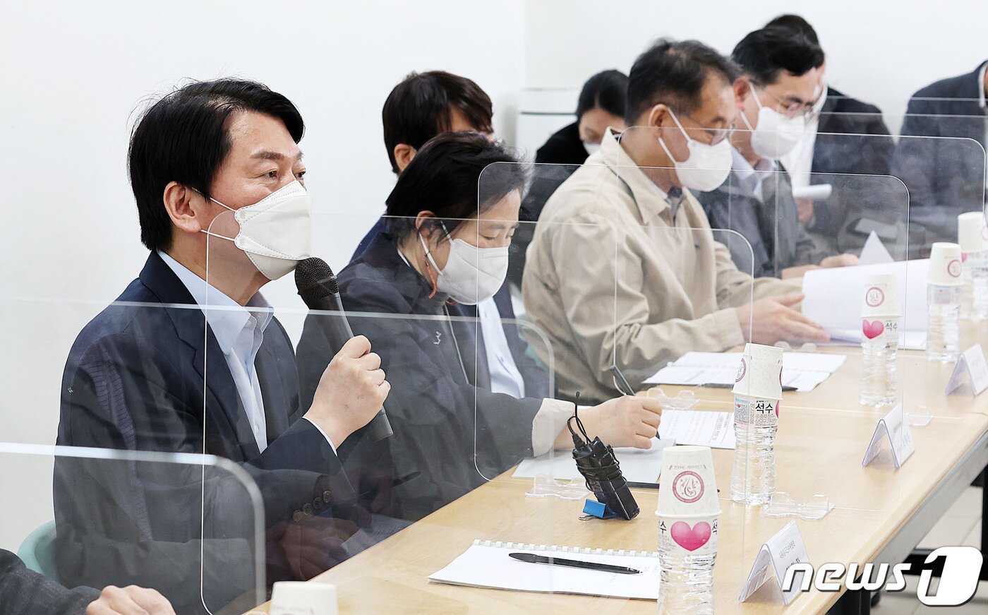 본문 이미지 - 안철수 대통령직 인수위원회 위원장이 소상공인-자영업자 현장 방문 간담회에서 인사말을 하고 있다. 2022.4.10/뉴스1 ⓒ News1 인수위사진기자단