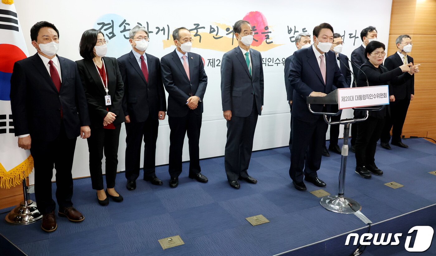본문 이미지 - 윤석열 대통령 당선인이 지난 10일 오후 서울 종로구 통의동 금융감독원 연수원에 마련된 제20대 대통령직인수위원회에서 8개 부처 장관 인선을 발표하고 있다. 왼쪽부터 (수어통사역사 제외) 원희룡 국토교통부, 김현숙 여성가족부, 박보균 문화체육관광부, 추경호 경제부총리 겸 기획재정부 장관 후보자, 한덕수 국무총리 후보자, 윤 당선인, 이종섭 국방부, 이창양 산업통상자원부, 정호영 보건복지부, 이종호 과학기술정보통신부 장관 후보자. 2022.4.10/뉴스1 ⓒ News1 인수위사진기자단