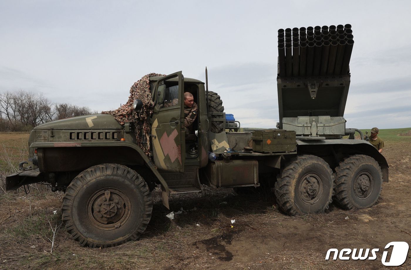 본문 이미지 - 10일(현지시간) 우크라이나 군이 돈바스주 루간스크에서 러시아 군을 향해 다연잘 로켓의 발사 준비를 하고 있다. ⓒ AFP=뉴스1 ⓒ News1 우동명 기자