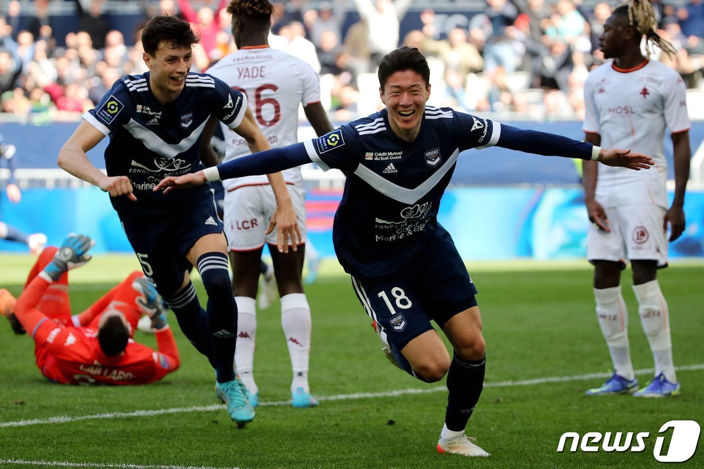 본문 이미지 - 보르도의 황의조(오른쪽) ⓒ AFP=뉴스1