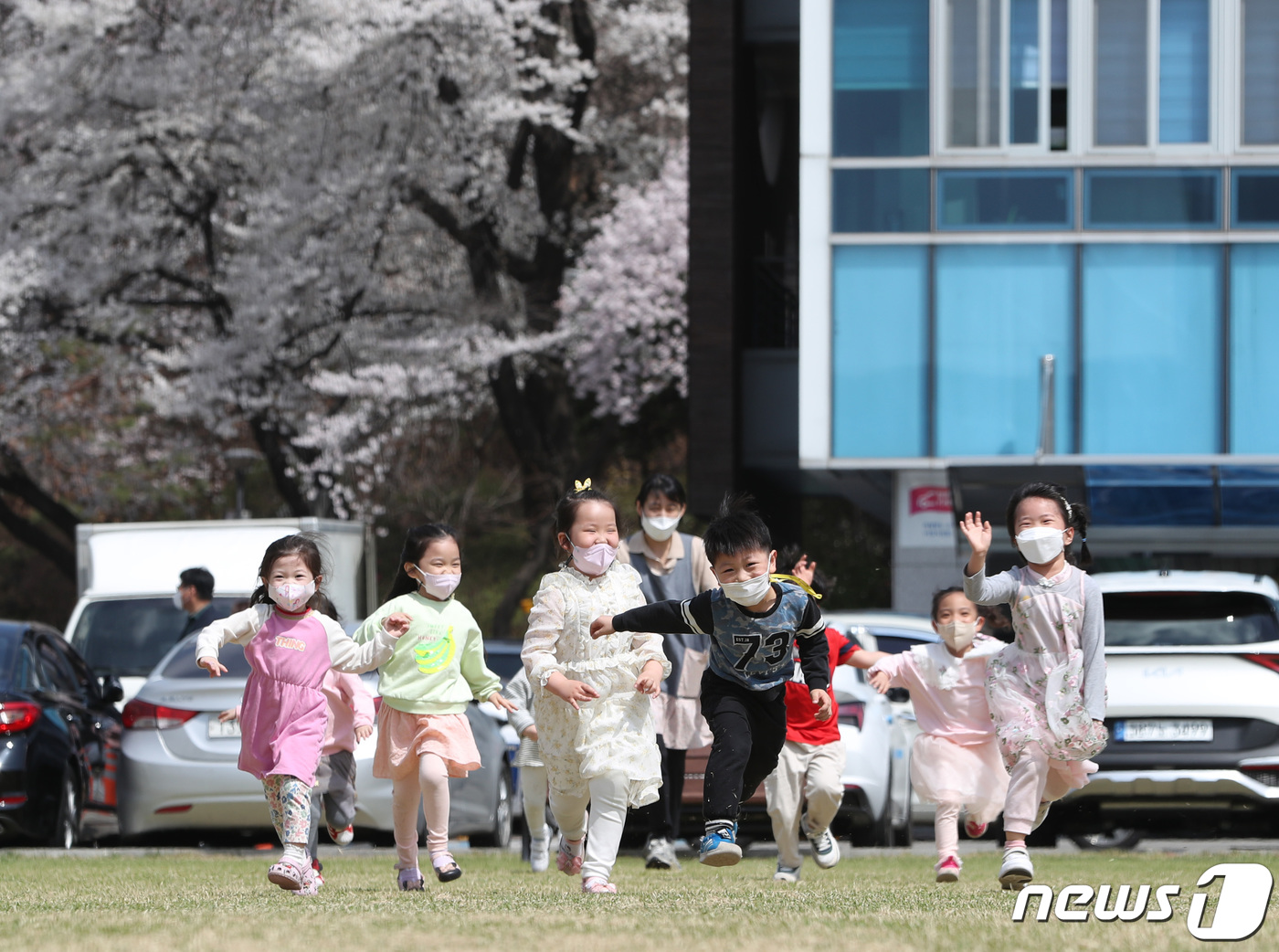 (수원=뉴스1) 김영운 기자 = 전국적으로 낮 최고 기온이 25도를 웃도는 초여름 날씨를 보인 11일 오전 경기 수원 팔달구 경기도청 잔디밭에서 어린이집 아이들이 힘차게 달리고 있 …