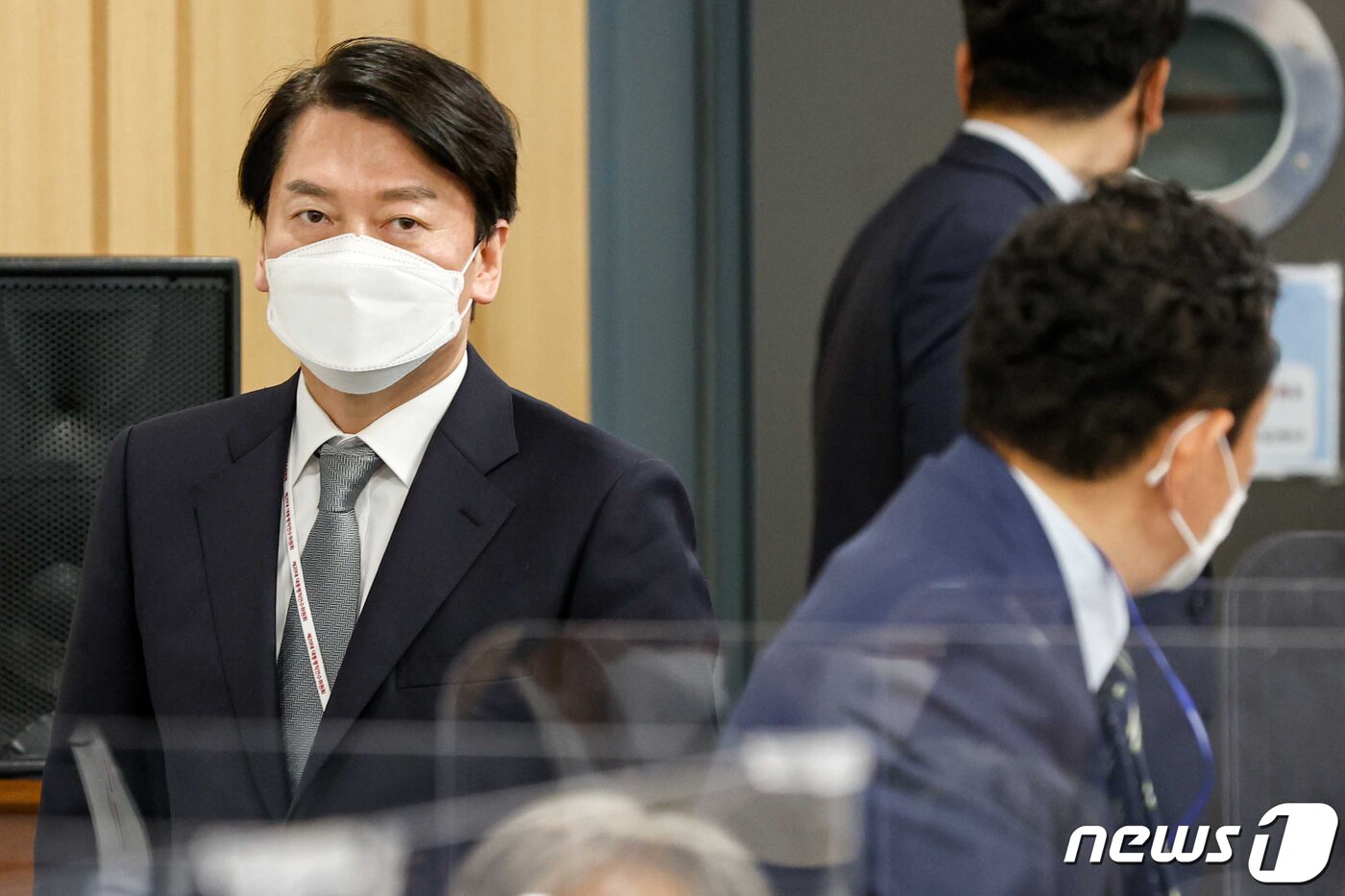 본문 이미지 - 안철수 대통령직인수위원회 위원장이 11일 서울 종로구 삼청동 인수위원회에서 열린 '제10차 코로나비상대응특위'에 참석하고 있다. 2022.4.11/뉴스1 ⓒ News1 인수위사진기자단