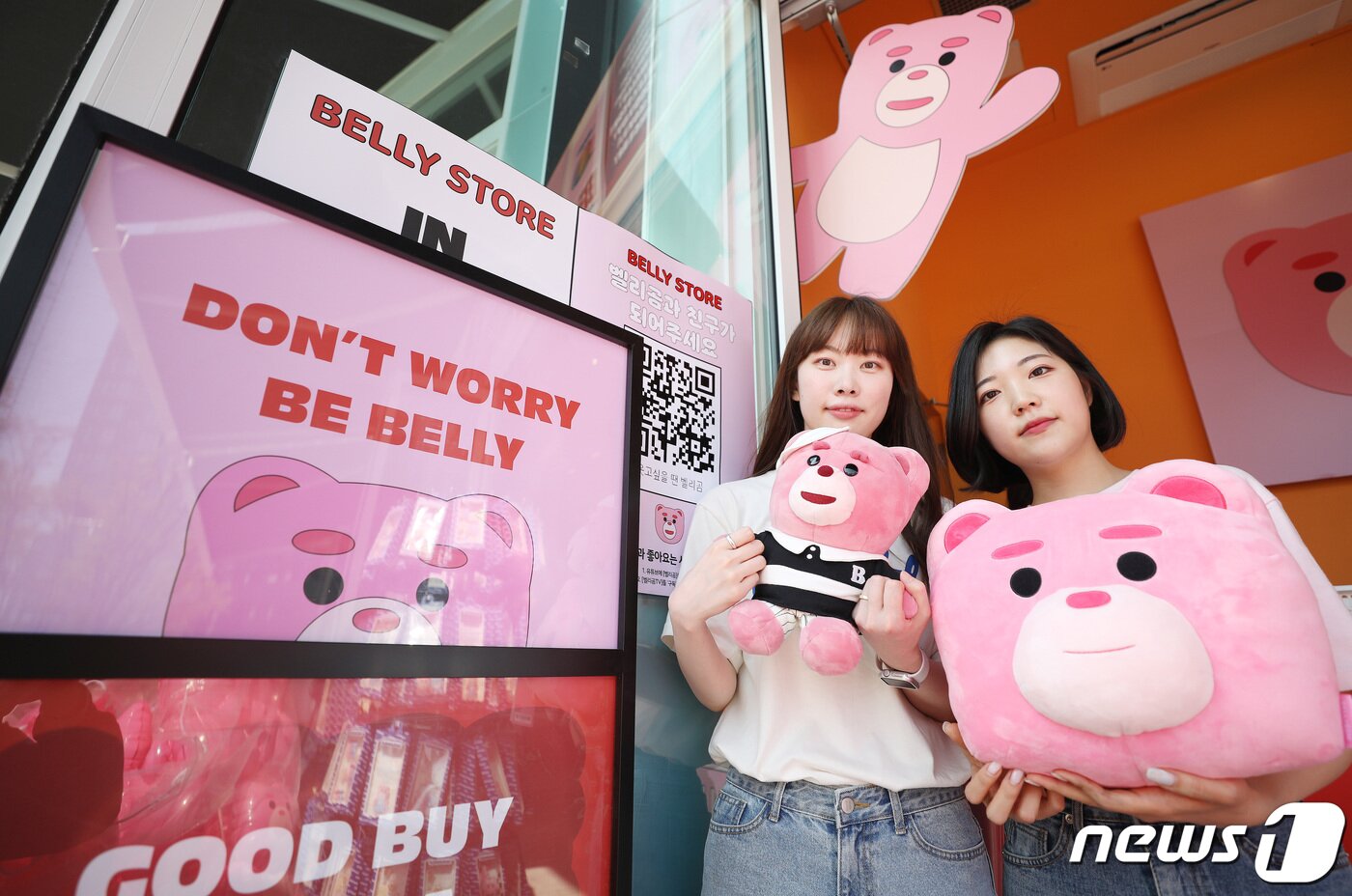 본문 이미지 - 롯데홈쇼핑 '벨리곰' 캐릭터 기획팀 정지윤 사원(왼쪽)과 이윤주 대리가 11일 서울 송파구 롯데월드몰 '벨리곰 굿즈샵'에서 뉴스1과 인터뷰에 앞서 사진촬영을 하고 있다. 2022.4.11/뉴스1 ⓒ News1 임세영 기자