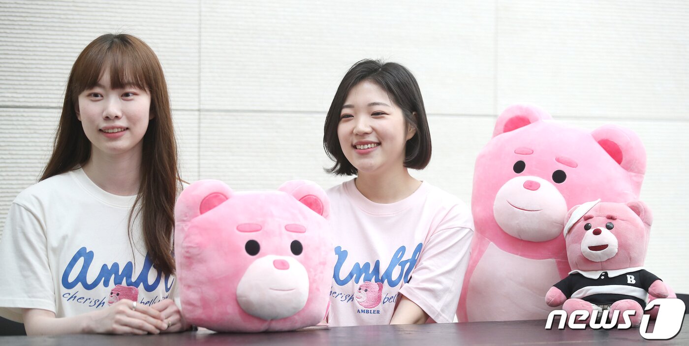 본문 이미지 - 롯데홈쇼핑 '벨리곰' 캐릭터 기획팀 정지윤 사원(왼쪽)과 이윤주 대리가 11일 서울 송파구 롯데월드몰 '벨리곰 굿즈샵'에서 뉴스1과 인터뷰를 갖고 있다. 2022.4.11/뉴스1 ⓒ News1 임세영 기자