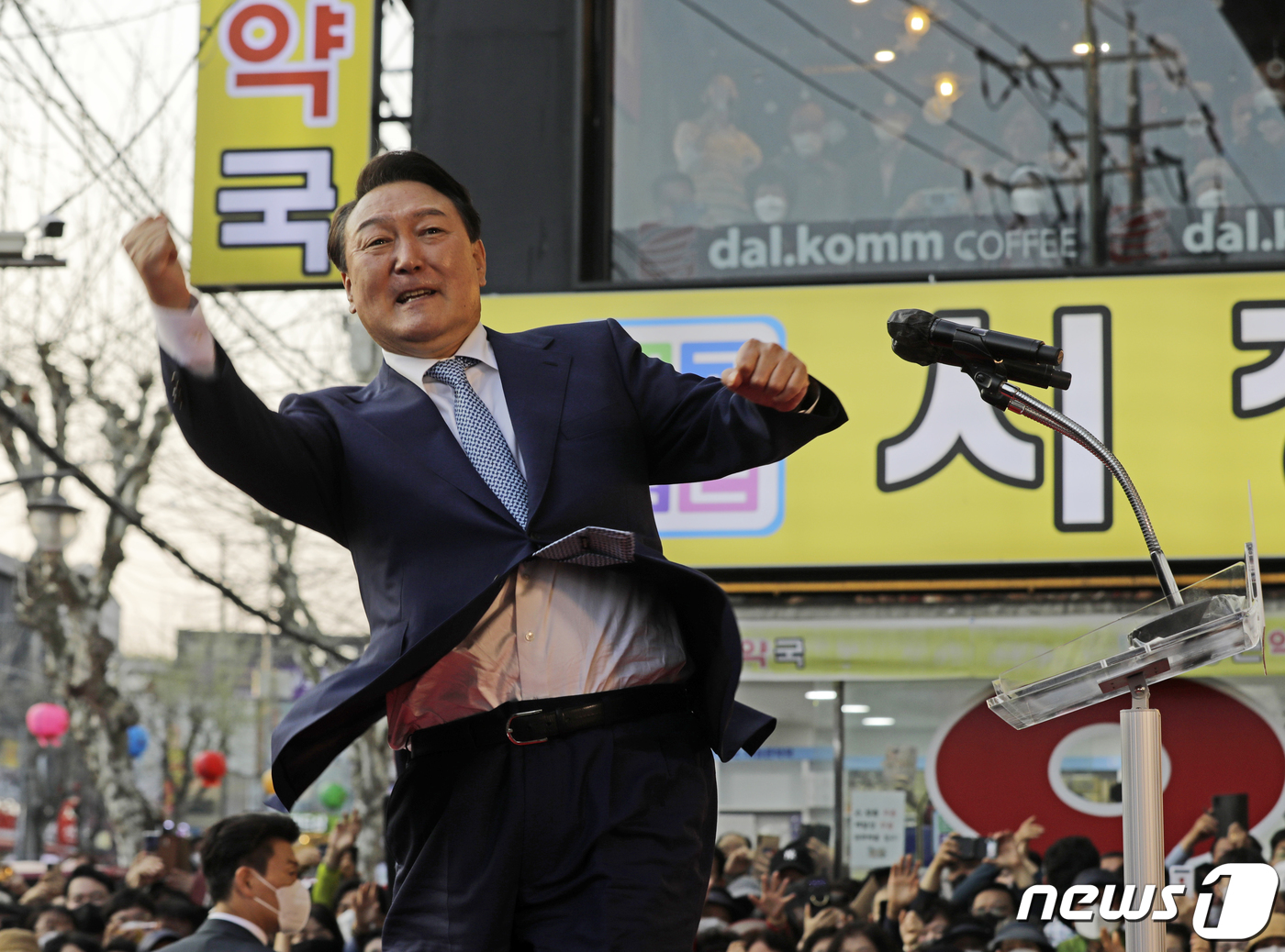 (포항=뉴스1) 인수위사진기자단 = 윤석열 대통령 당선인이 11일 오후 경북 포항시 북구 죽도시장을 방문해 환영 나온 시민들 앞에서 '어퍼컷 세리머니'를 하고 있다. 2022.4. …