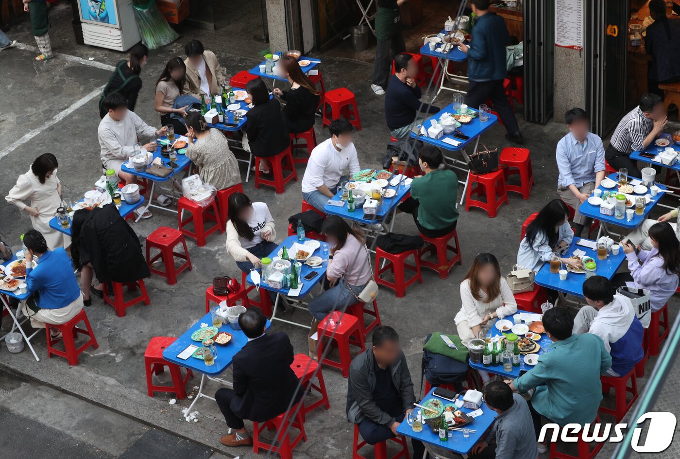 본문 이미지 - 11일 오후 서울 을지로 노가리골목이 시민들로 붐비고 있다. (사진은 기사 내용과 무관함) ⓒ News1 2022.4.11/뉴스1 ⓒ News1 신웅수 기자