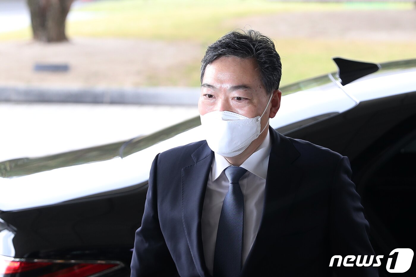 본문 이미지 - 김오수 검찰총장이 12일 오전 서울 서초구 대검찰청으로 출근하고 있다. 한편 더불어민주당은 이날 국회에서 의원총회를 열고 검찰의 수사·기소권 분리, 이른바 '검수완박(검찰수사권 완전 박탈)' 입법의 당론 채택 여부를 논의한다. 2022.4.12/뉴스1 ⓒ News1 이승배 기자