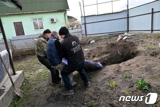 총상 입은 여성 시체 옆엔 콘돔 포장지 총상 입은 여성 시체 옆엔 콘돔 포장지