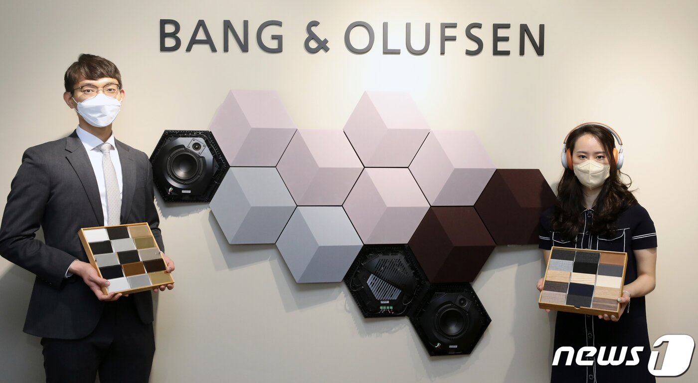 본문 이미지 - 12일 서울 강남구 뱅앤올룹슨 압구정 플래그십 스토어에서 관계자들이 비스포크 프로그램에 사용되는 샘플을 소개하고 있다. 2022.4.12/뉴스1 ⓒ News1 이승배 기자