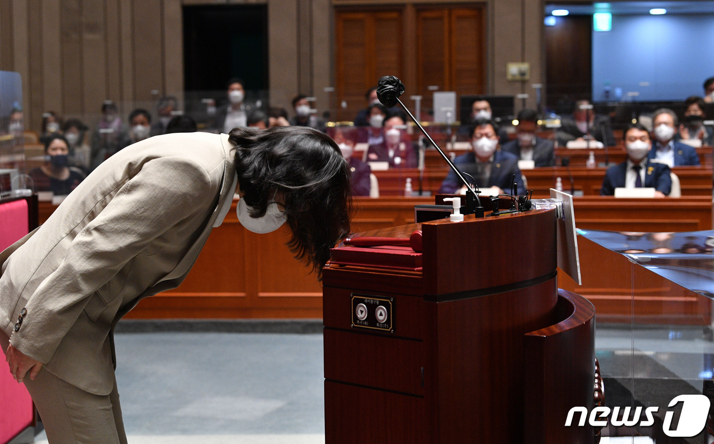 (서울=뉴스1) 이재명 기자 = 박지현 더불어민주당 공동비상대책위원장이 12일 오후 서울 여의도 국회에서 열린 더불어민주당 제83차 정책의원총회에서 모두발언을 마친 후 인사하고 있 …