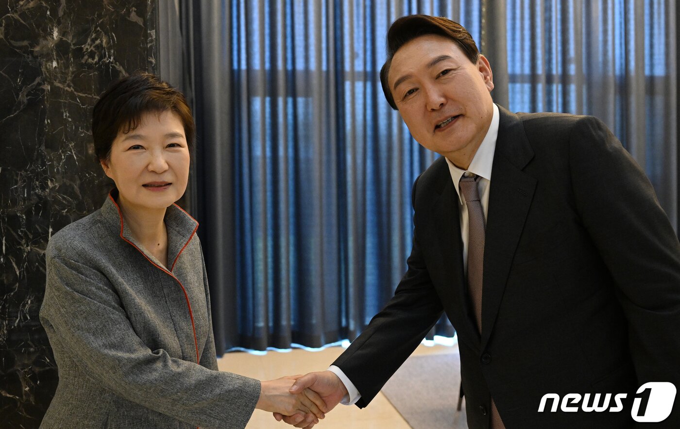 본문 이미지 - 윤석열 대통령 당선인이 12일 오후 대구 달성군 유가읍 박근혜 전 대통령 사저를 예방해 박 전 대통령과 악수를 나누고 있다. (당선인 대변인실 제공) 2022.4.12/뉴스1 ⓒ News1 오대일 기자
