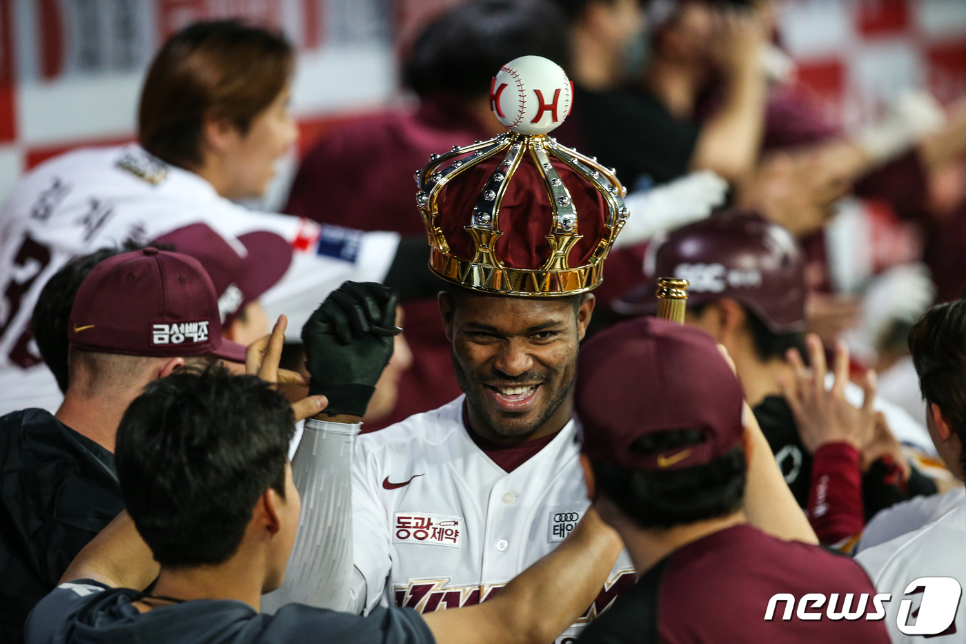 (서울=뉴스1) 김진환 기자 = 키움 히어로즈 푸이그가 12일 오후 서울 구로구 고척스카이돔에서 열린 2022 KBO NC 다이노스와의 경기, 6회말 2사 만루홈런을 친 후 더그아 …