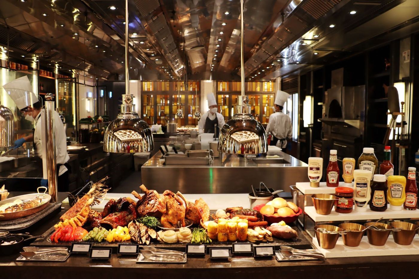 본문 이미지 - '그랜드 키친' 그릴 스테이션(롯데관광개발 제공).ⓒ 뉴스1