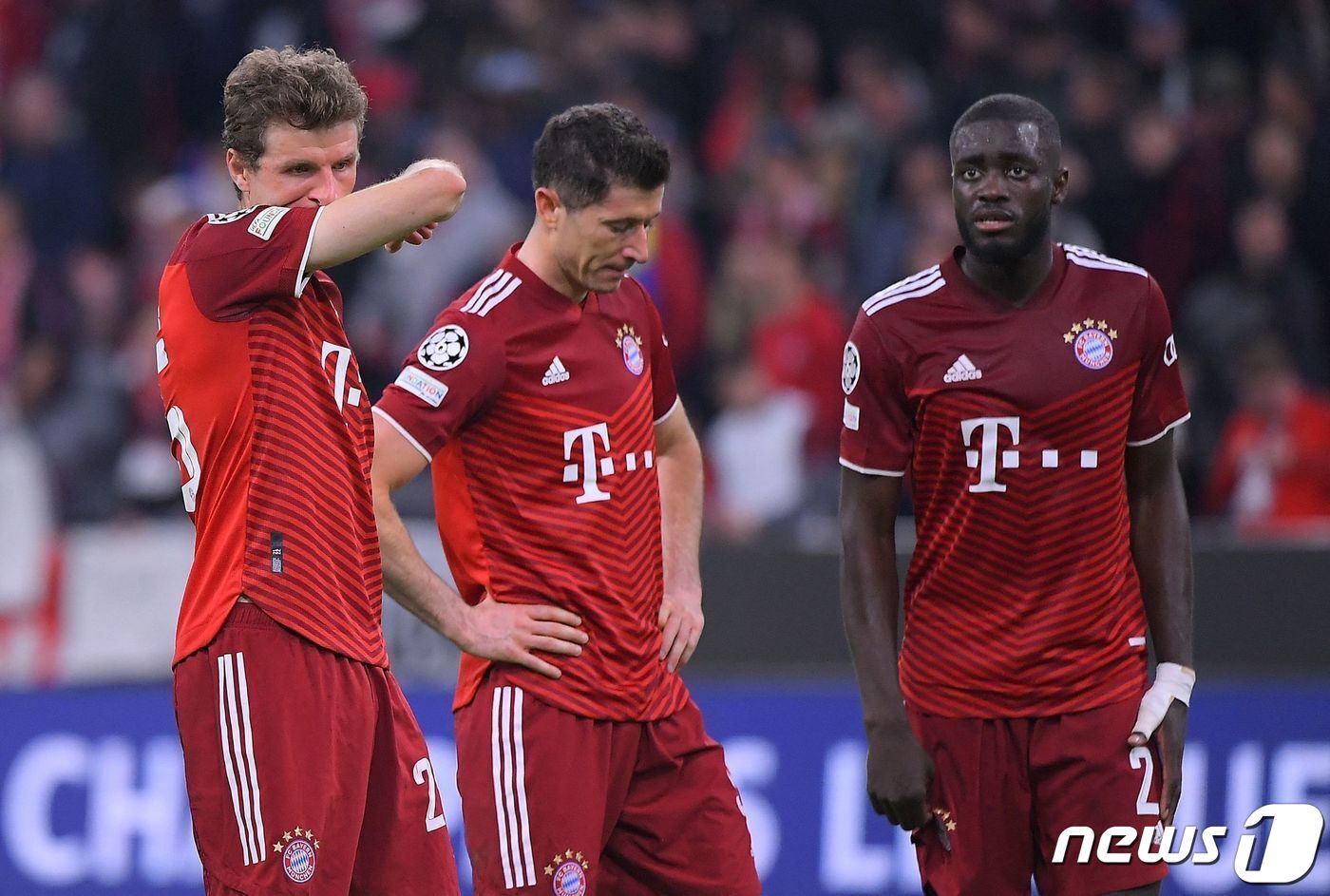 본문 이미지 - UCL 8강 탈락의 충격에 빠진 뮐러(왼쪽부터), 레반도프스키, 우파메카노의 모습 ⓒ AFP=뉴스1