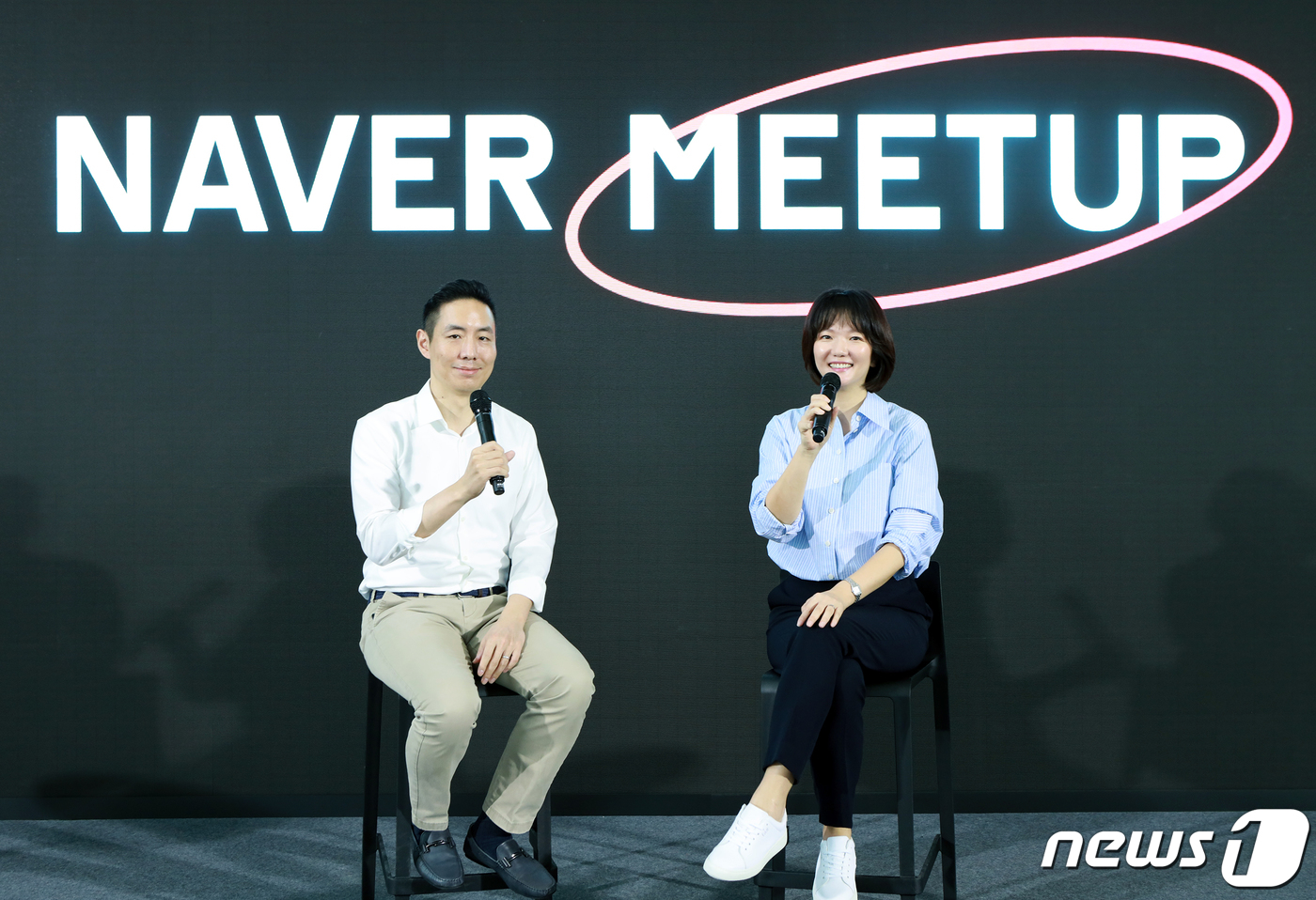 (서울=뉴스1) 이정후 기자 = 최수연 네이버 대표(오른쪽)와 김남선 네이버 최고재무책임자(CFO)가 13일 오전 경기도 성남시 분당 네이버 제2사옥 '1784'에서 열린 '네이버 …