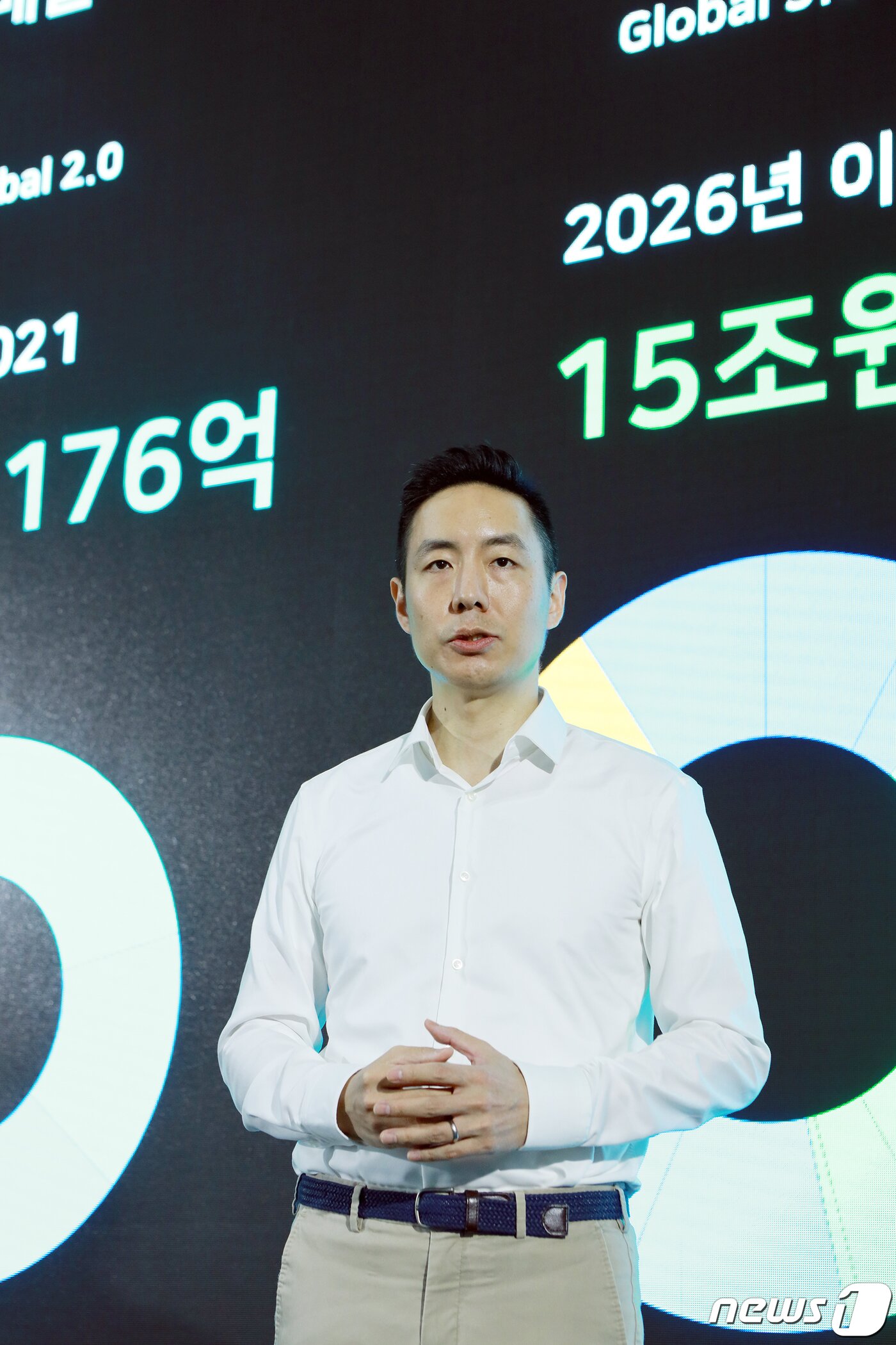 본문 이미지 - 김남선 네이버 최고재무책임자(CFO)가 13일 오전 경기도 성남시 분당 네이버 제2사옥 '1784'에서 열린 '네이버 밋업'(NAVER Meetup) 행사에서 발표를 하고 있다. 최수연 대표는 이날 행사에서 "네이버를 5년 내 글로벌 이용자 10억명 만드는 것이 꿈이자 미션＂이라며, 네이버를 구글, 메타와 어깨를 나란히 하는 기업으로 만들겠다고 선언했다. (네이버 제공) 2022.4.13/뉴스1 ⓒ News1 이정후 기자