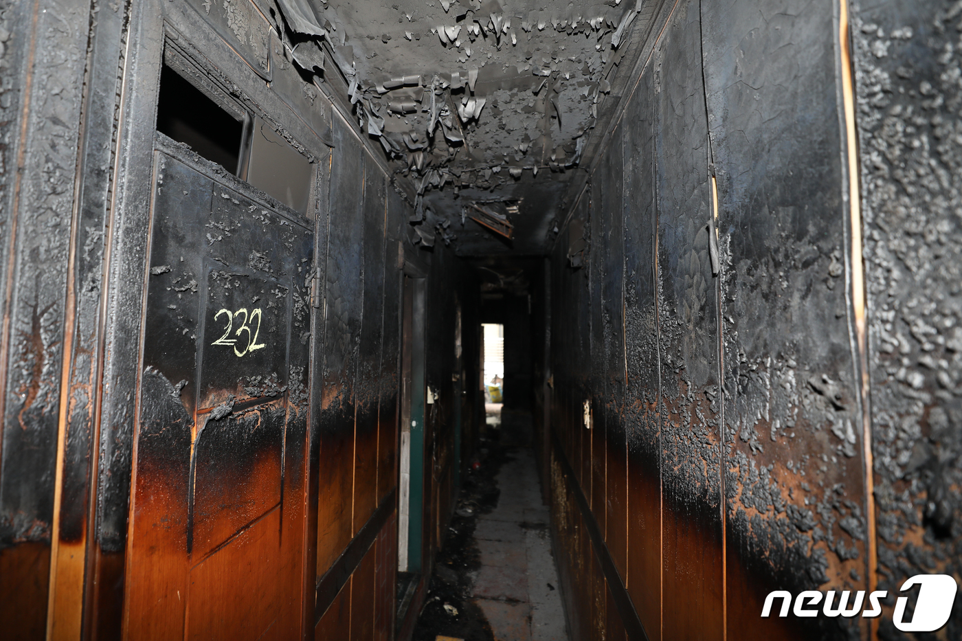 (서울=뉴스1) 안은나 기자 = 13일 서울 영등포구의 고시원 화재현장에 검은 그을음이 뒤덮여 있다. 이 고시원에서는 지난 11일 원인을 알 수 없는 화재로 2명이 사망했다. 간이 …