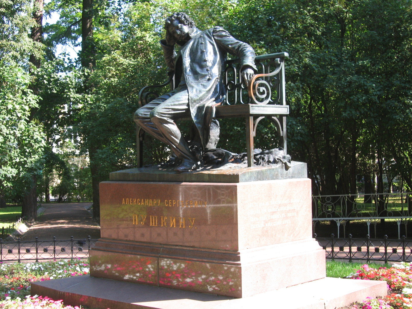푸시킨이 다닌 귀족학교 리체이가 있는 &#39;차르스코예 셀로&#39;의 푸시킨 기념상. 조성관 작가 제공