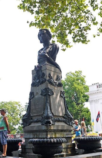 본문 이미지 - 오데사 중심부에 설치된 푸시킨 기념상 / 사진출처 = 위키피디아