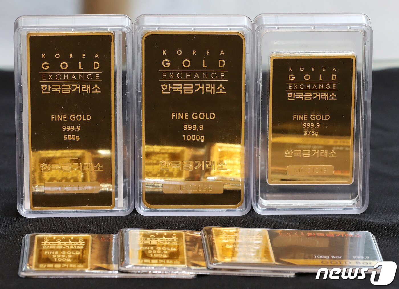 본문 이미지 - 13일 오후 서울 종로구 한국금거래소에서 골드바를 선보이고 있다. '안전 피난처' 또는 '안전 자산'으로 불리는 금 가격이 인플레이션과 러시아-우크라이나 전쟁 장기화로 상승세가 계속되고 있다. 이날 한국거래소에 따르면 금시세는(3.75g기준, 살때) 331,000원으로 1년 전인 21년 4월13일 271,500원보다 59,500원(22%) 오른 가격을 보이고 있다. 2022.04.13/뉴스1 ⓒ News1 박세연 기자
