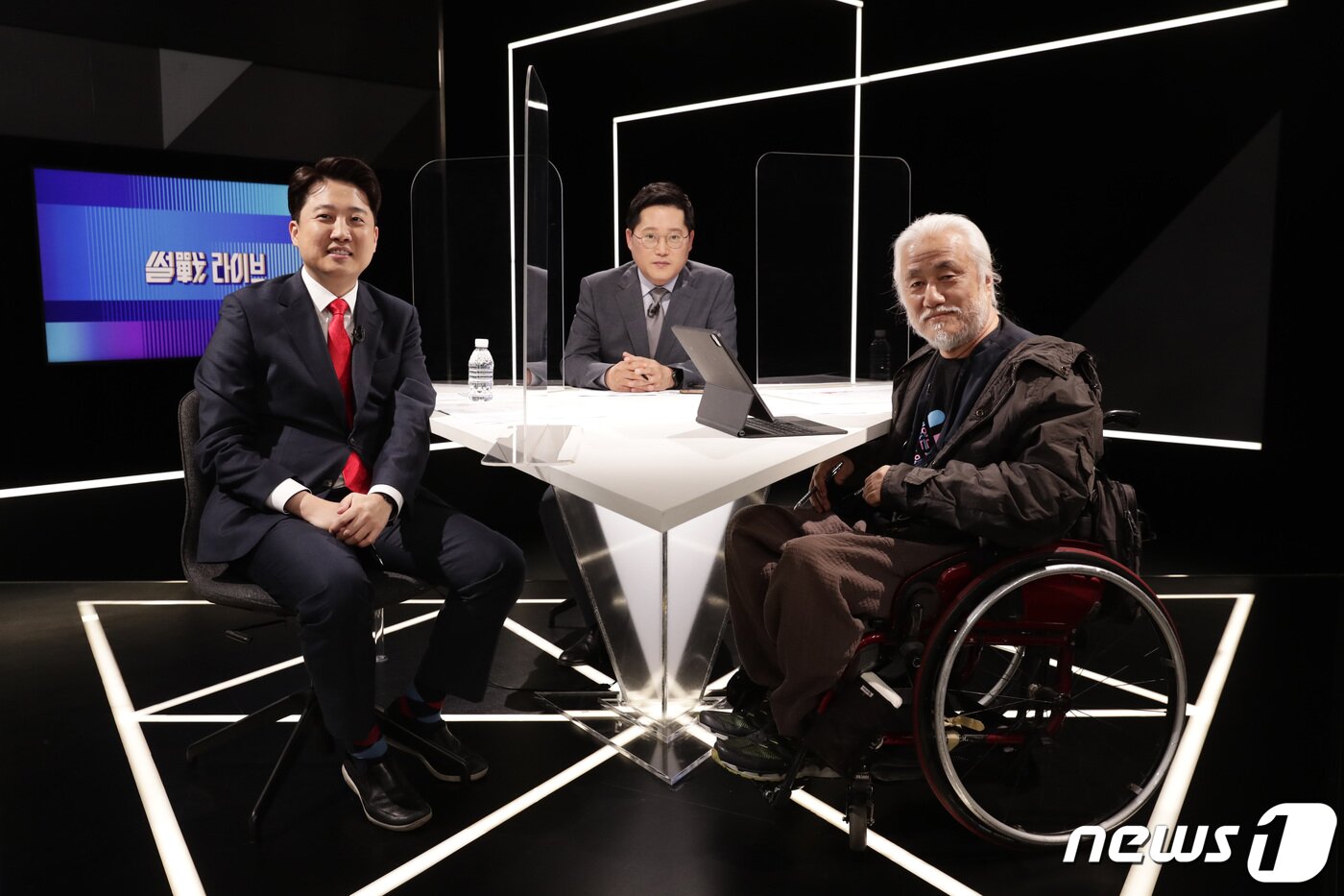 본문 이미지 - 이준석 국민의힘 대표(왼쪽)와 박경석 전국장애인차별철폐연대 상임공동대표가 13일 오후 서울 마포구 상암동 JTBC 프로그램 ‘썰전라이브’ 생방송 토론에 앞서 기념촬영을 하고 있다. 2022.4.13/뉴스1 ⓒ News1 사진공동취재단