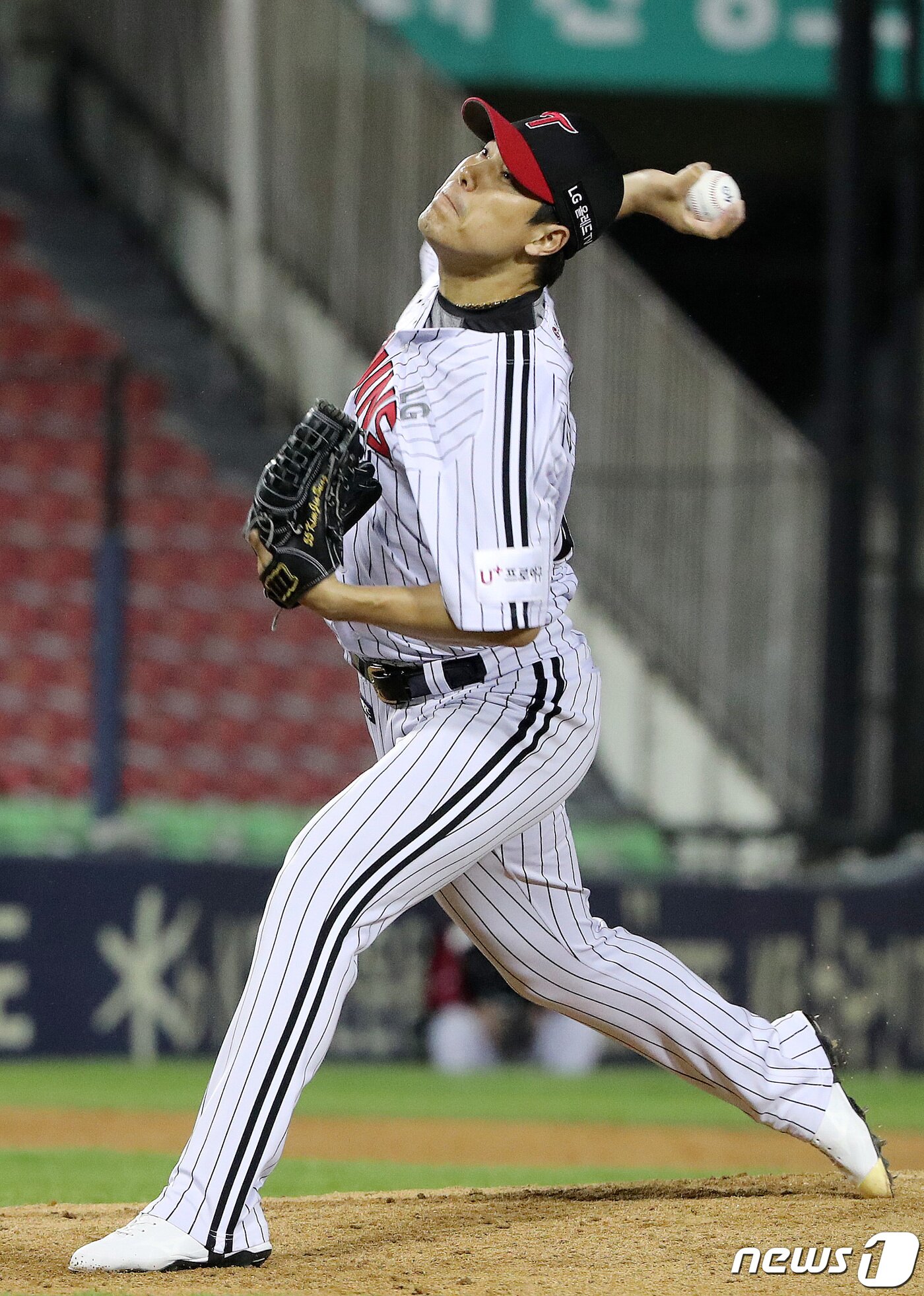 본문 이미지 - 13일 오후 서울 송파구 잠실야구장에서 열린 2022 KBO리그 SSG 랜더스와 LG 트윈스와의 경기에서 5회초 교체된 LG 투수 김진성이 역투하고 있다. 2022.04.13/뉴스1 ⓒ News1 박세연 기자