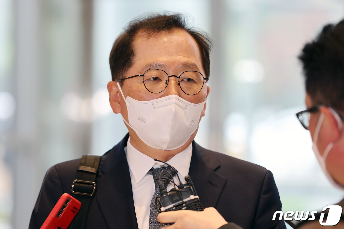 본문 이미지 - 조승환 해양수산부 장관 후보자가 14일 오전 서울 마포구 국립수산품질관리원 서울지원에 마련된 인사청문회 준비 사무실로 출근하며 취재진의 질문에 답하고 있다. 2022.4.14/뉴스1 ⓒ News1 조태형 기자