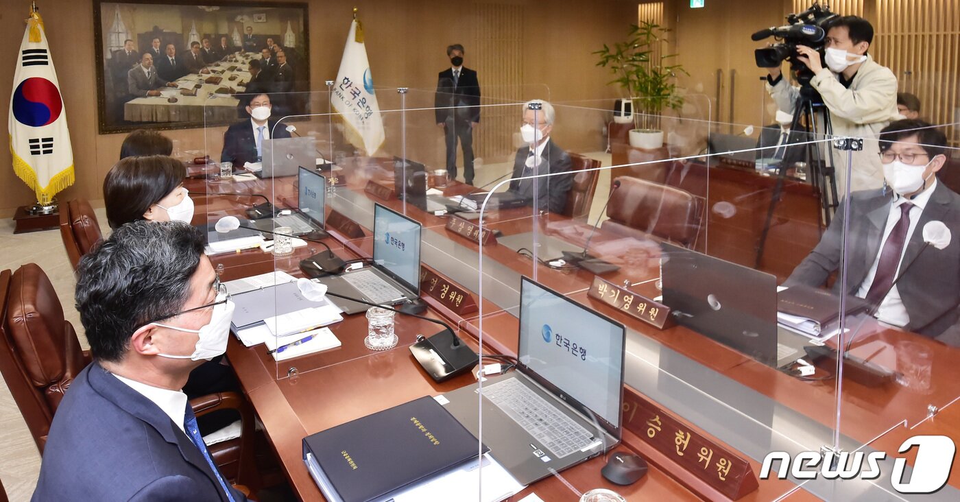 본문 이미지 - 주상영 금통위원회 의장 직무대행이 14일 오전 서울 중구 한국은행에서 열린 금융통화위원회 본회의를 주재하고 있다.(자료사진) 2022.4.14/뉴스1 ⓒ News1 사진공동취재단