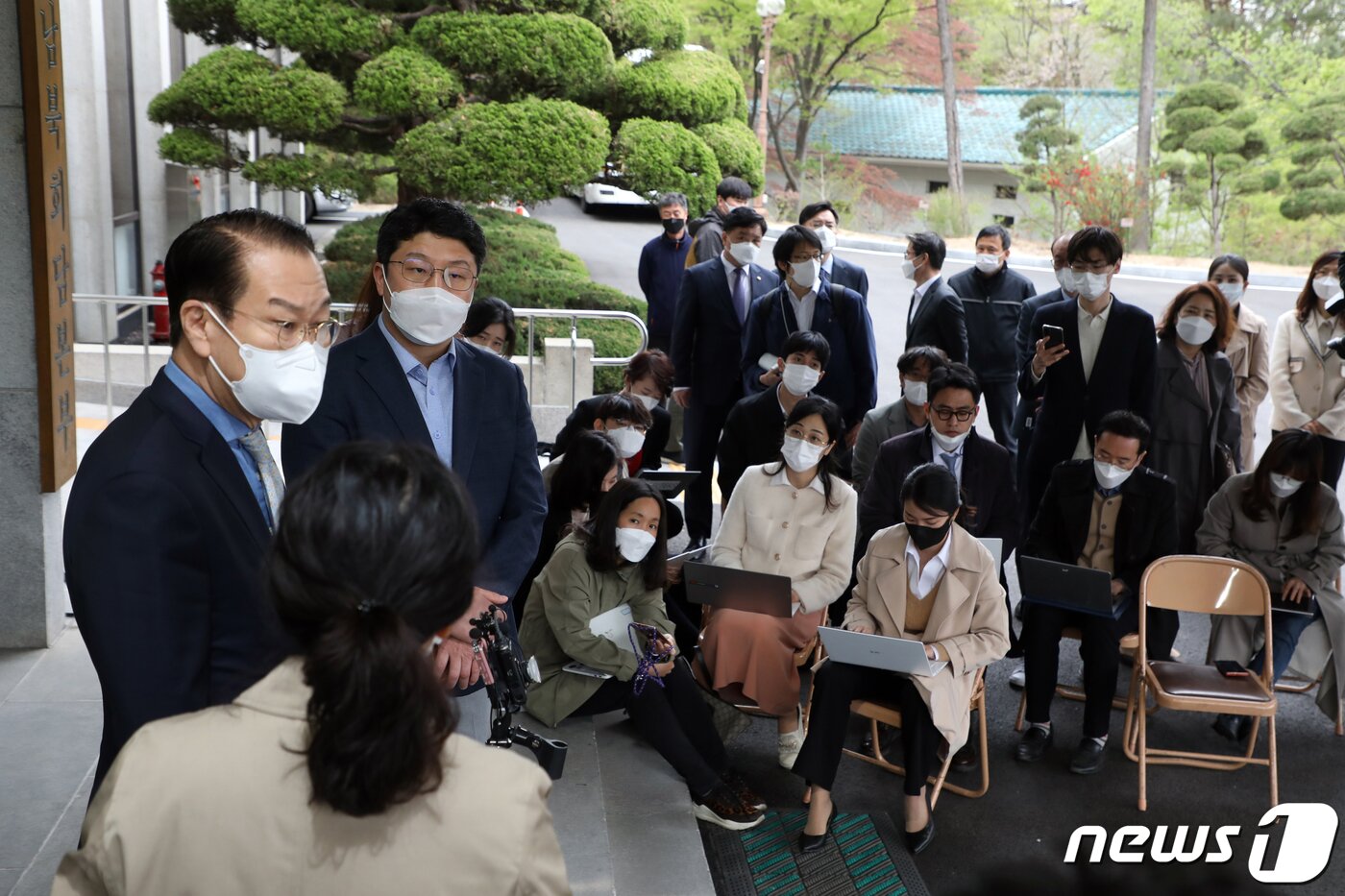 본문 이미지 - 권영세 통일부 장관 후보자가 14일 오전 서울 종로구 남북회담본부에 마련된 인사청문회 준비 사무실로 출근해 소감을 밝히고 있다. 2022.4.14/뉴스1 ⓒ News1 황기선 기자