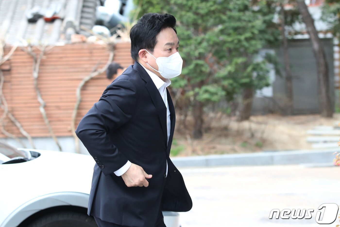 본문 이미지 - 국토교통부 장관 후보자로 임명된 원희룡 대통령직인수위원회 기획위원장이 14일 오전 서울 종로구 통의동 인수위 사무실로 출근하고 있다. 2022.4.14/뉴스1 ⓒ News1 인수위사진기자단