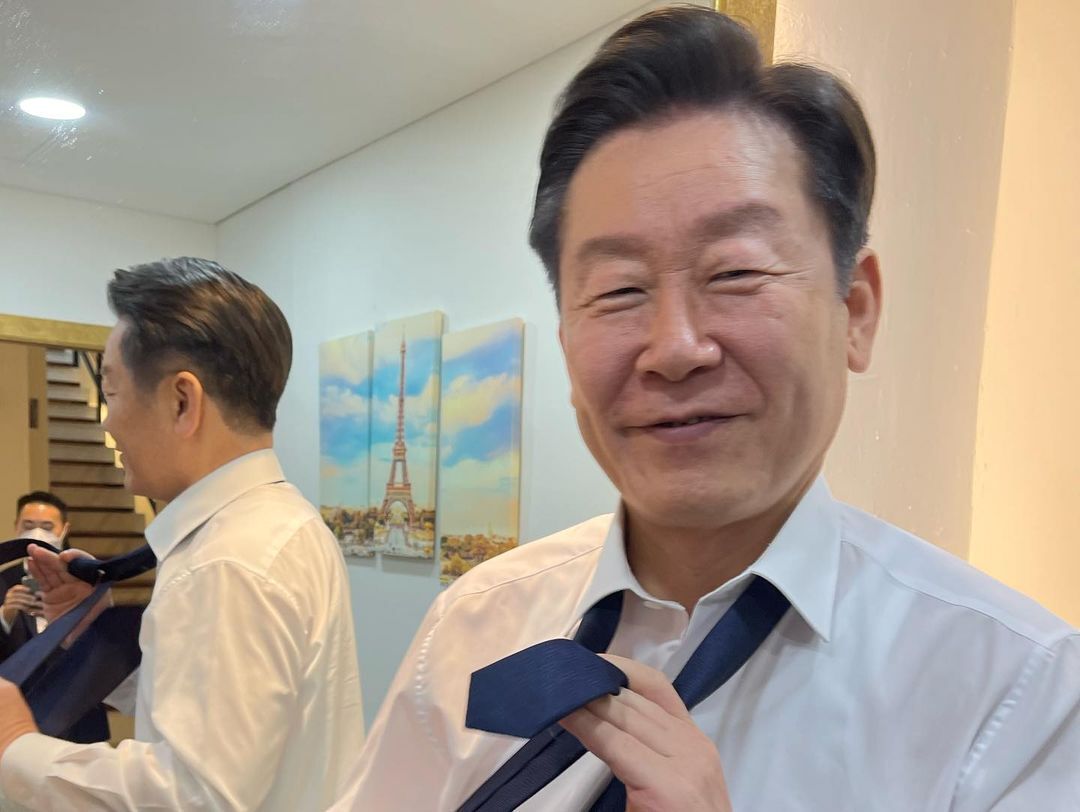 본문 이미지 - 지난 13일 한 헤어디자이너 SNS에 공개된 이재명 더불어민주당 상임고문의 모습. (인스타그램 갈무리) ⓒ 뉴스1