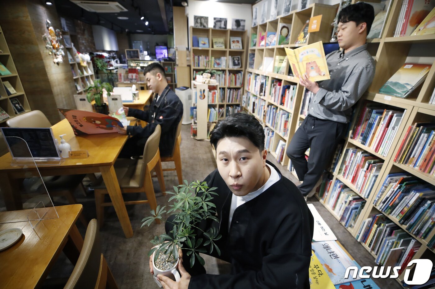 본문 이미지 - 서울 마포구 한 카페. '피식대학' 김민수, 이용주 정재형 인터뷰/뉴스1 ⓒ News1 권현진 기자