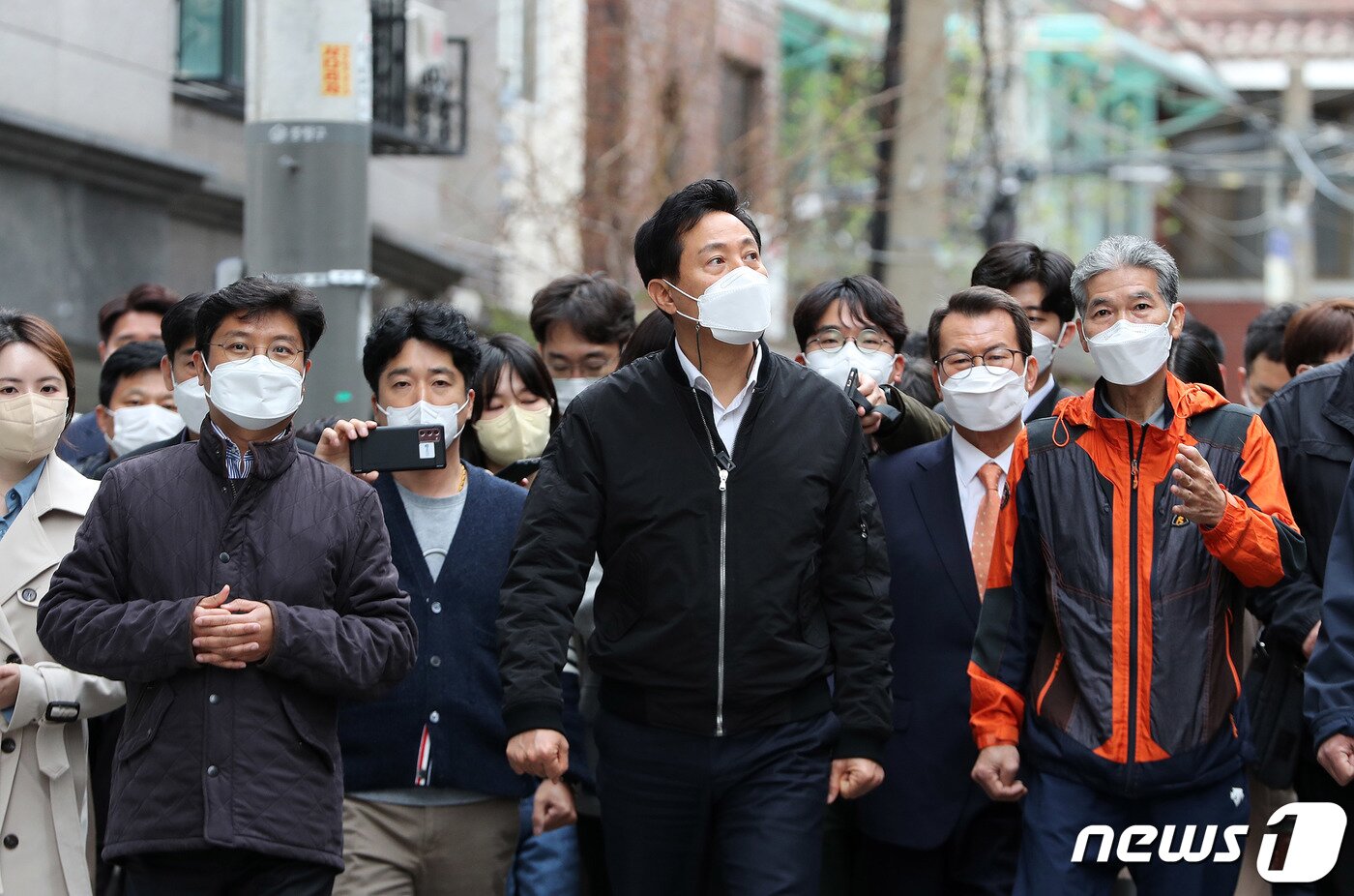 본문 이미지 - 오세훈 서울시장이 지난해 4월14일 오후 서울 중랑구 모아타운 시범사업지를 방문해 주민 및 관계자들과 현장을 살펴보고 있다.2022.04.14/뉴스1 ⓒ News1 박세연 기자