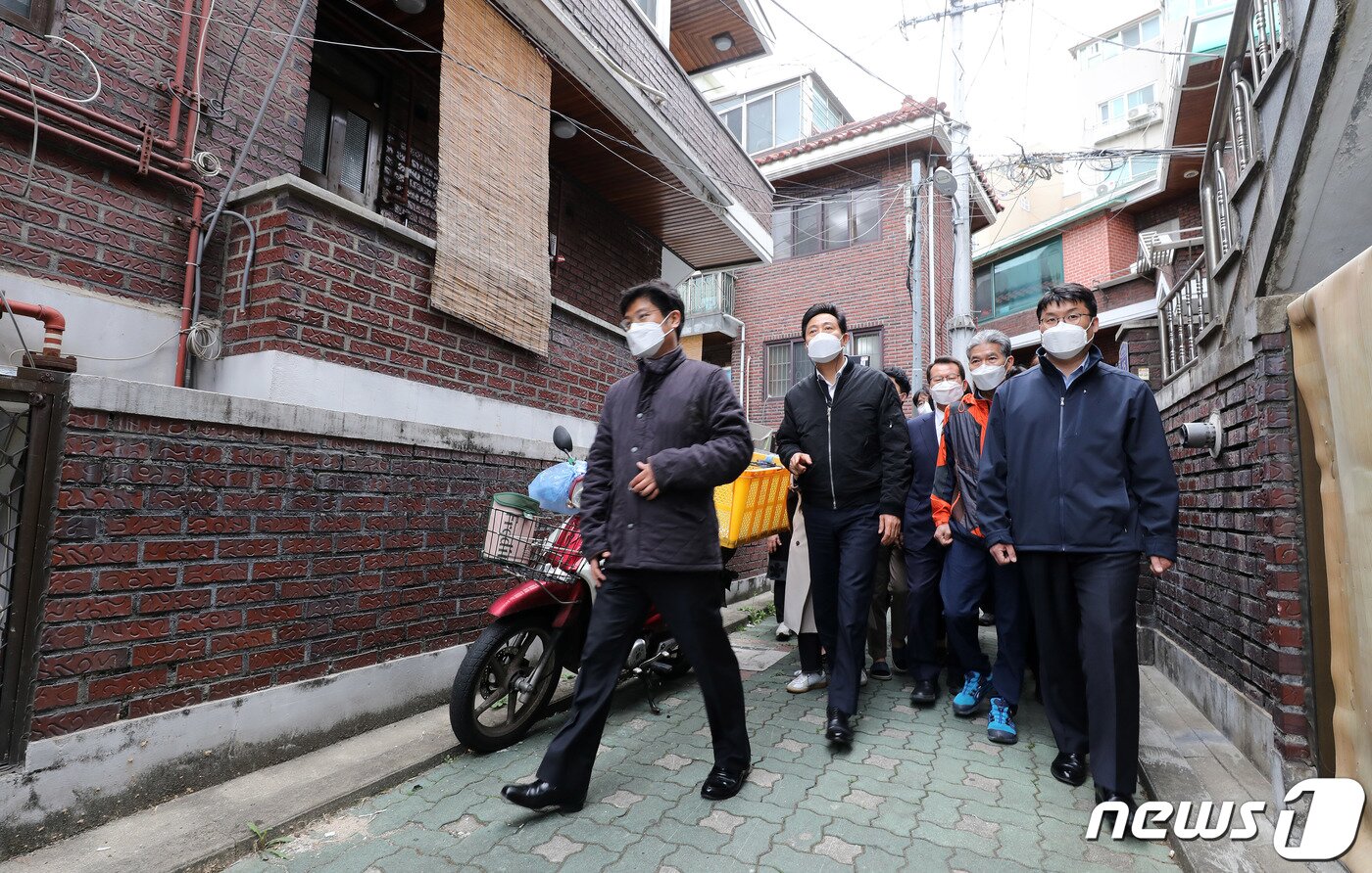 본문 이미지 - 오세훈 서울시장이 서울 중랑구 모아타운 시범사업지를 방문해 주민 및 관계자들과 현장을 살펴보고 있다. /뉴스1 ⓒ News1 박세연 기자