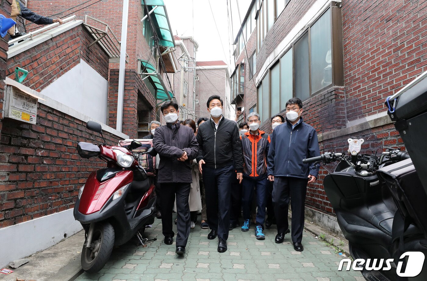본문 이미지 - 오세훈 서울시장이 서울 중랑구 모아타운 시범사업지를 방문해 주민 및 관계자들과 현장을 살펴보고 있다. '모아타운'(소규모 주택 정비 관리 지역)은 신축·구축 건물이 혼재돼 있어 대규모 재개발이 어려운 10만㎡ 이내 노후 저층 주거지역을 한 그룹으로 묶어 지역 내 필요한 공영 주차장 등 기반 시설을 적극적으로 확보하며 양질의 주택 공급을 통해 쾌적한 주거환경을 조성하기 위해 관리 계획을 수립하는 지역이다. 2022.04.14/뉴스1 ⓒ News1 박세연 기자