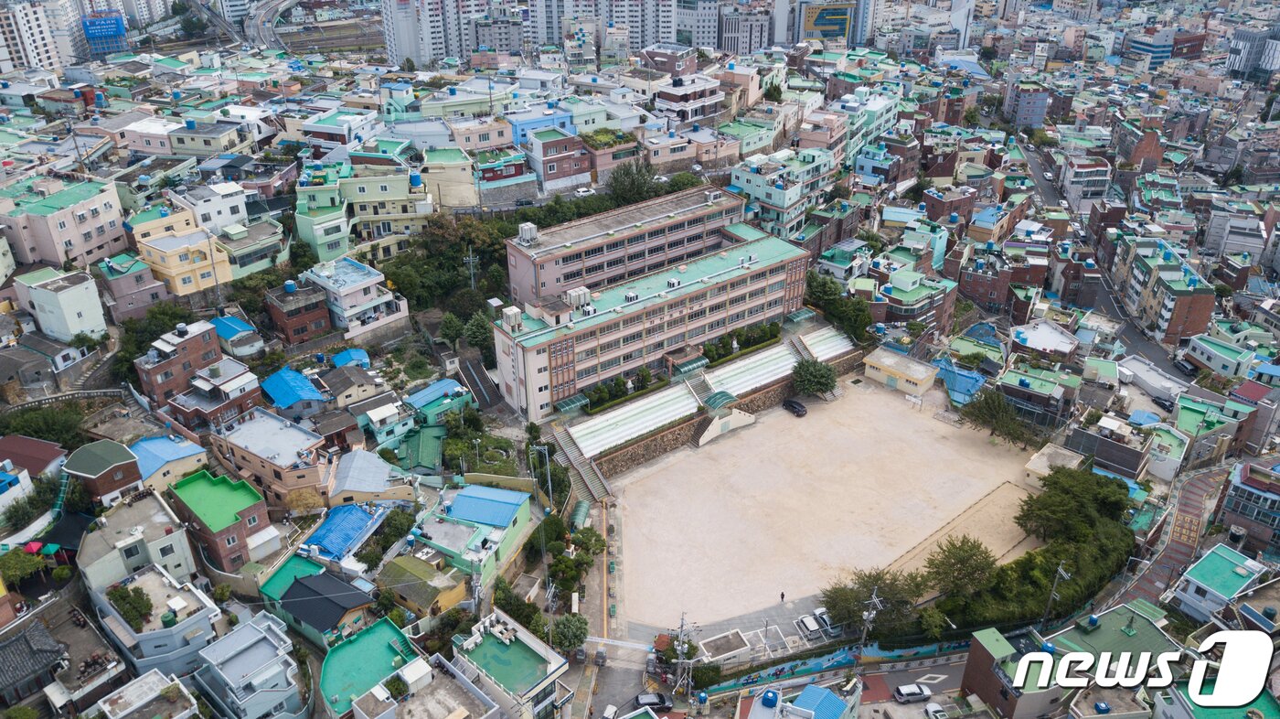 본문 이미지 - 2018년  폐교된 부산 동구 좌천초등학교와 그 일대 모습.(동구 제공)ⓒ 뉴스1