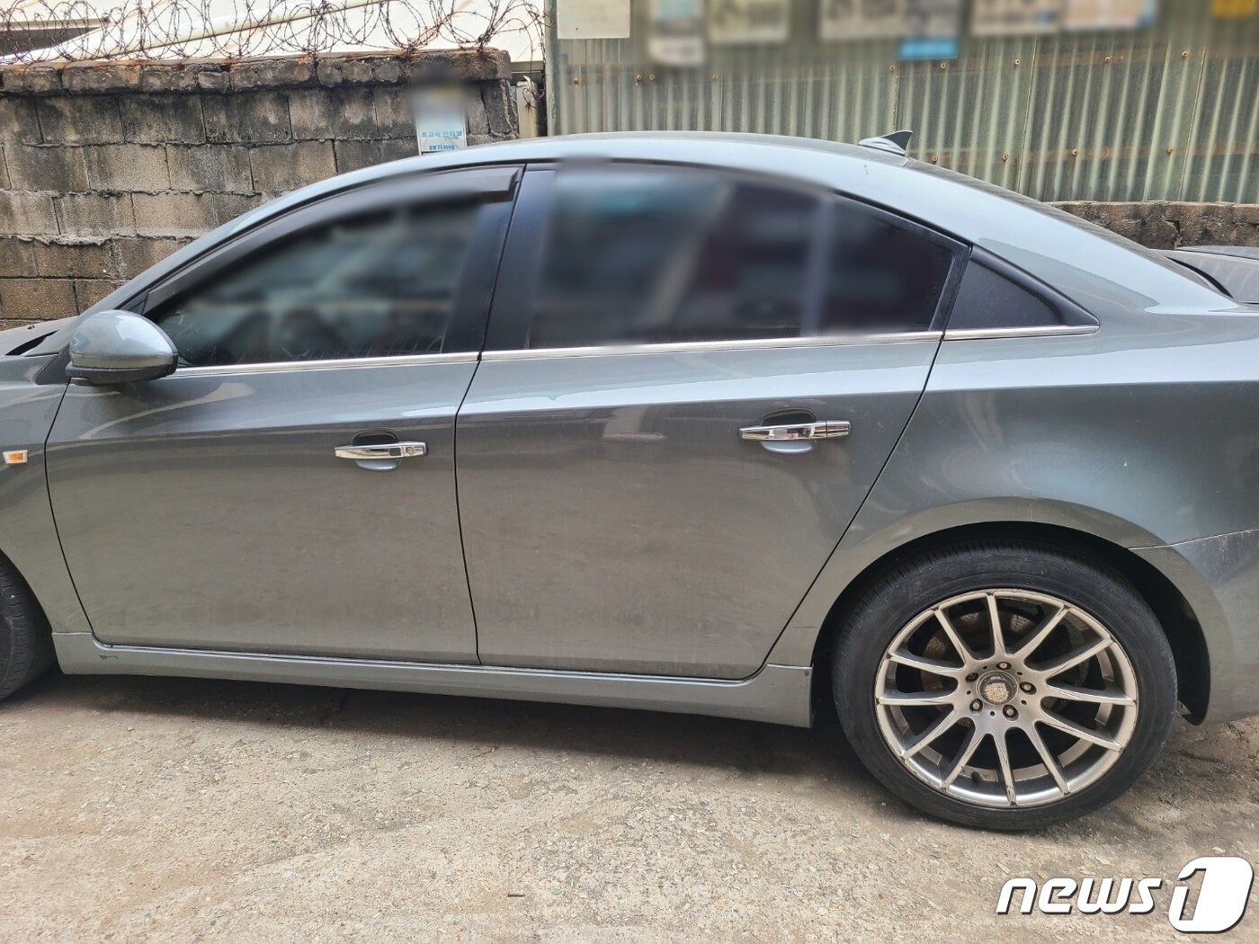 본문 이미지 - 이은해가 도주 직전까지 살았던 인천의 한 빌라 앞. 빌라 정문 앞에는 이씨가 버리고 간 차량이 덩그러니 남겨져 있었다. 이 차량은 시정돼 있지 않은 상태였으며, 뒷좌석에는 캐리어 가방이 남겨져 있었다. 2022.4.15/뉴스1 ⓒ News1 박아론 기자