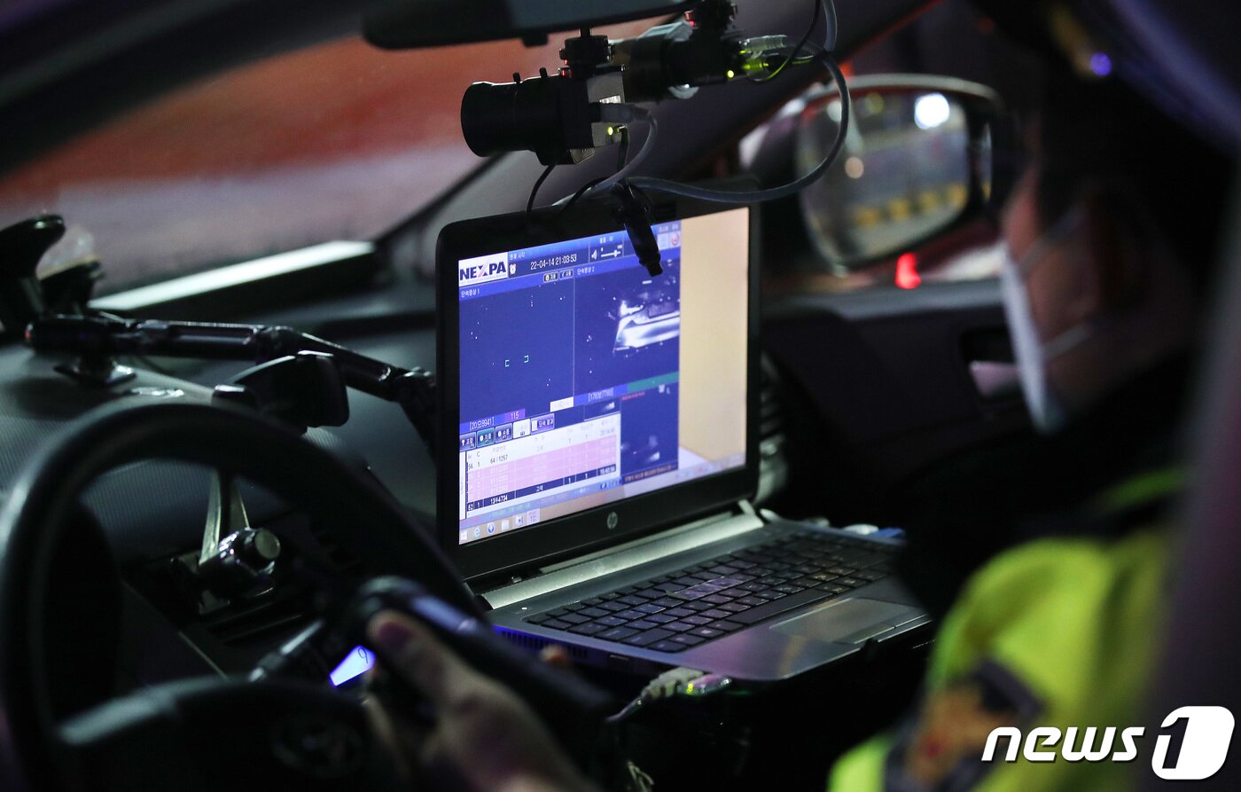 본문 이미지 - 14일 오후 서울 강남구 도산대로 앞에서 번호판 자동판독시스템(AVNI)을 장착한 차량이 지나가는 차량의 체납 여부를 확인하고 있다. 이날 서울시와 자치구, 경찰청과 한국도로공사 등 4개 기관은 강남과 동대문 일대에서 음주운전 차량과 체납 차량을 합동 단속했다. 단속 대상은 자동차세를 두 번 이상 안 냈거나 과태료 또는 20회 이상 통행료를 체납한 차량, 음주운전자와 대포차 등이다. 서울시는 단속에 적발된 체납 차량은 현장 징수되며, 납부를 거부하면 번호판이 영치되거나 차량이 견인될 수 있다고 강조했다. 2022.4.14/뉴스1 ⓒ News1 박지혜 기자