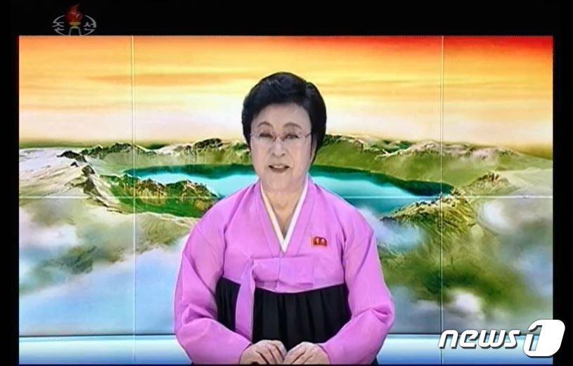 본문 이미지 - 북한 평양 보통강안 다락식 주택구 살림집을 배정받은 리춘히 아나운서가 자신과 관련된 보도를 하고 있다. (조선중앙TV 갈무리)ⓒ 뉴스1