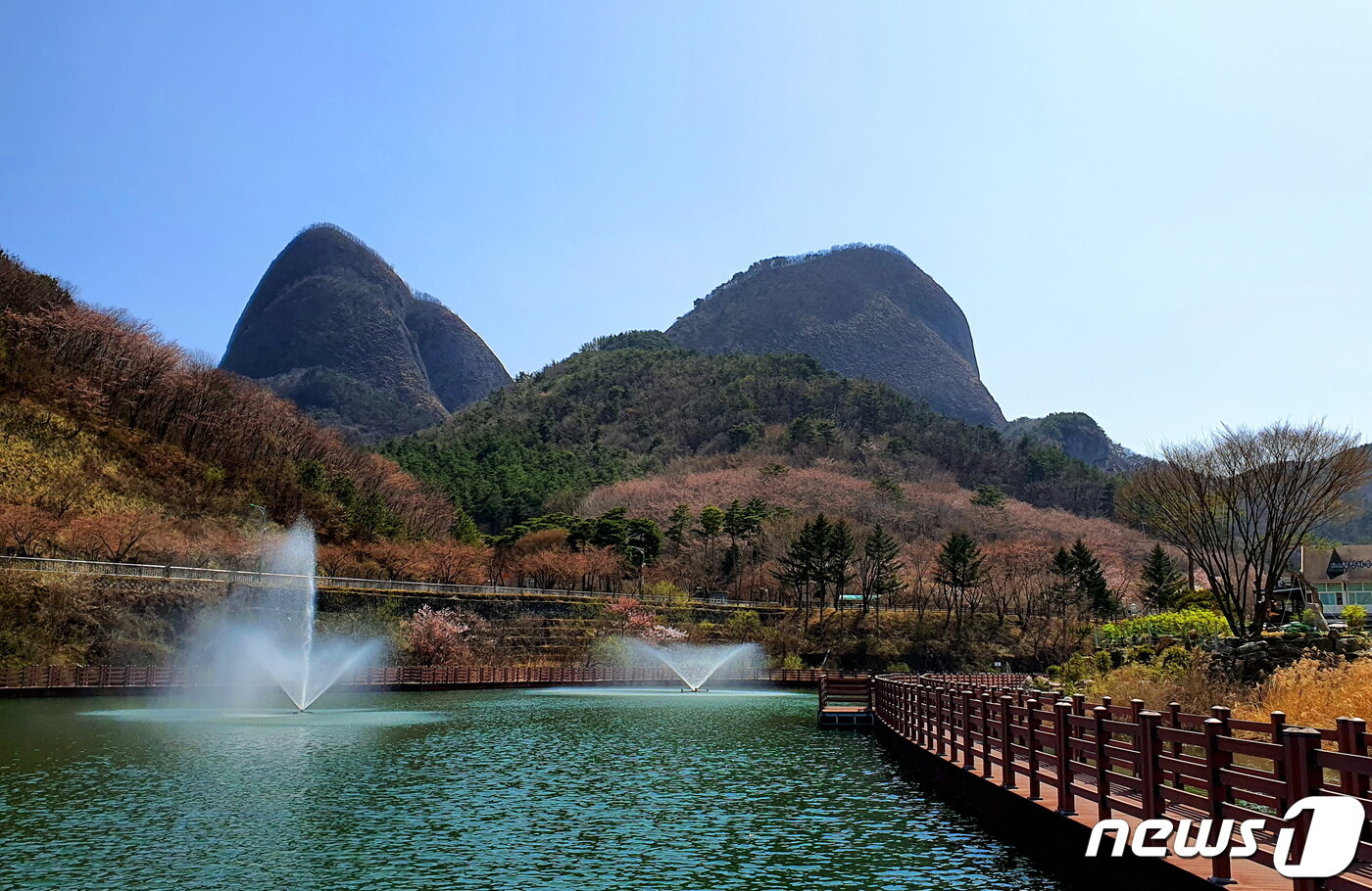 본문 이미지 - 사양제에서 바라본 두 봉우리. 자연이 만든 걸작품에 감탄하지만, 저수지 가운데 설치한 데크길과 분수가 안타깝다 ⓒ 뉴스1