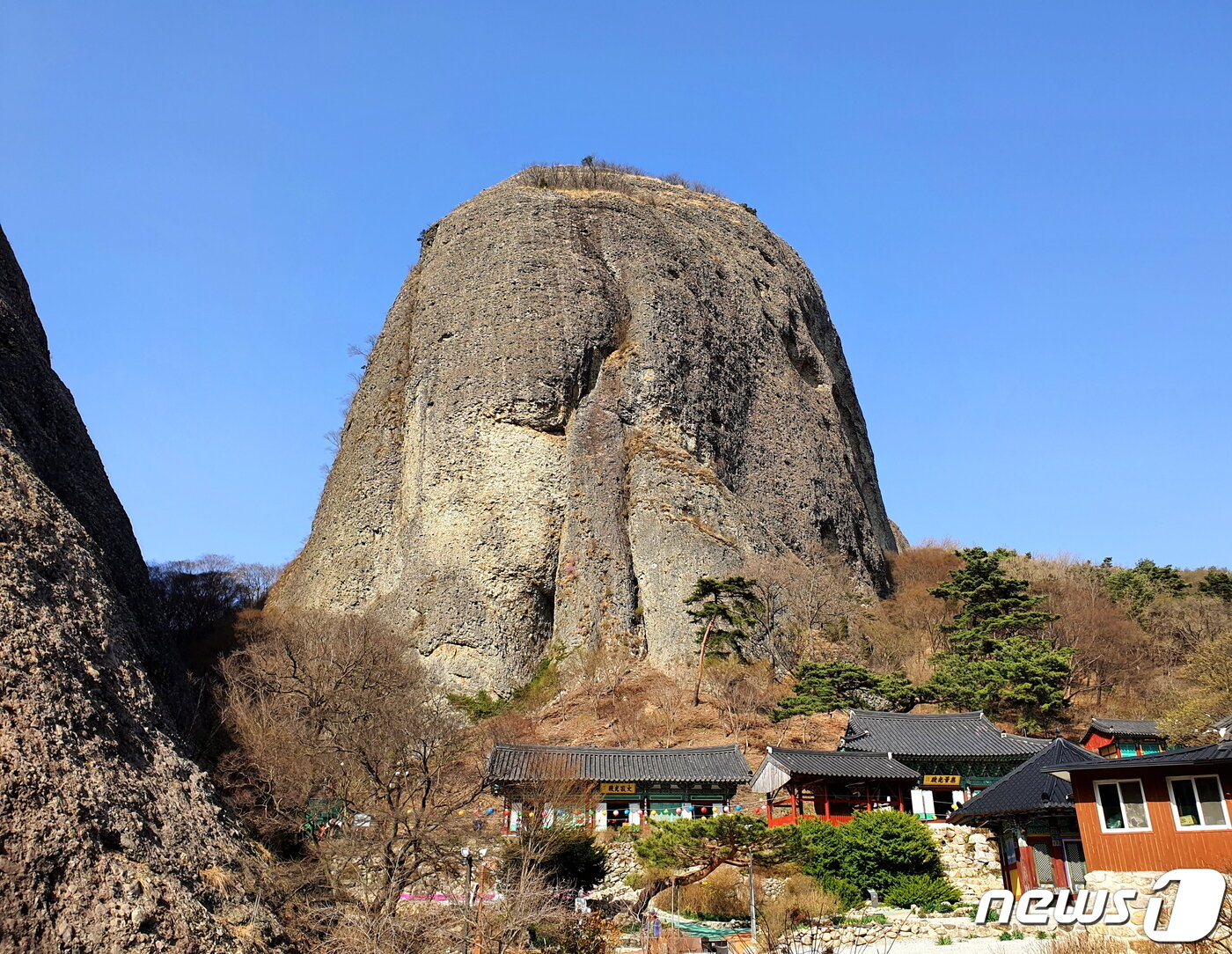 본문 이미지 - 위풍당당한 숫마이봉 아래 은수사가 고즈넉하게 자리잡고 있다 ⓒ 뉴스1
