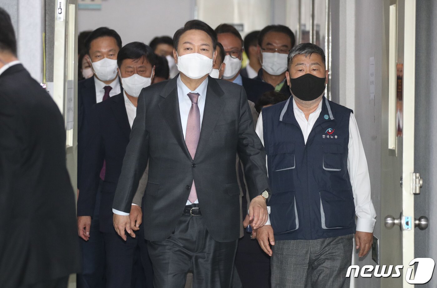 본문 이미지 - 윤석열 대통령 당선인이 15일 오후 서울 영등포구 한국노총 대회의실에서 열린 간담회에서 김동명 한국노총 위원장과 함께 입장하고 있다. 2022.4.15/뉴스1 ⓒ News1 인수위사진기자단