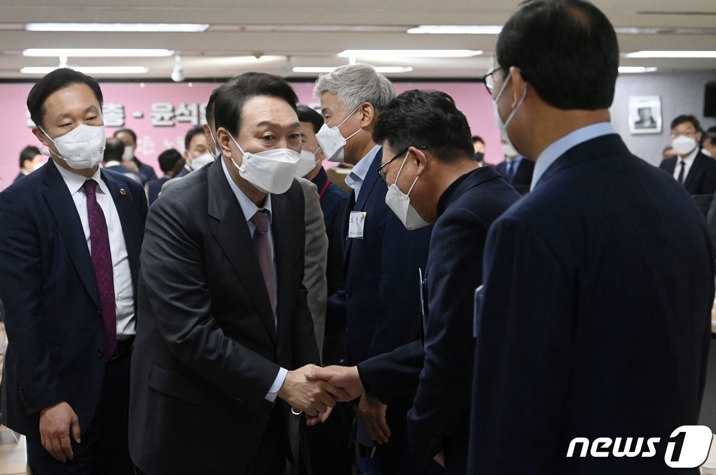 본문 이미지 - 윤석열 대통령 당선인이 15일 서울 여의도 한국노동조합총연맹(한국노총)에서 열린 간담회에서 참석자들과 인사하고 있다. 윤 당선인이 노동계를 만나는 것은 대선 이후 이번이 처음이다. 2022.4.15/뉴스1 ⓒ News1 인수위사진기자단