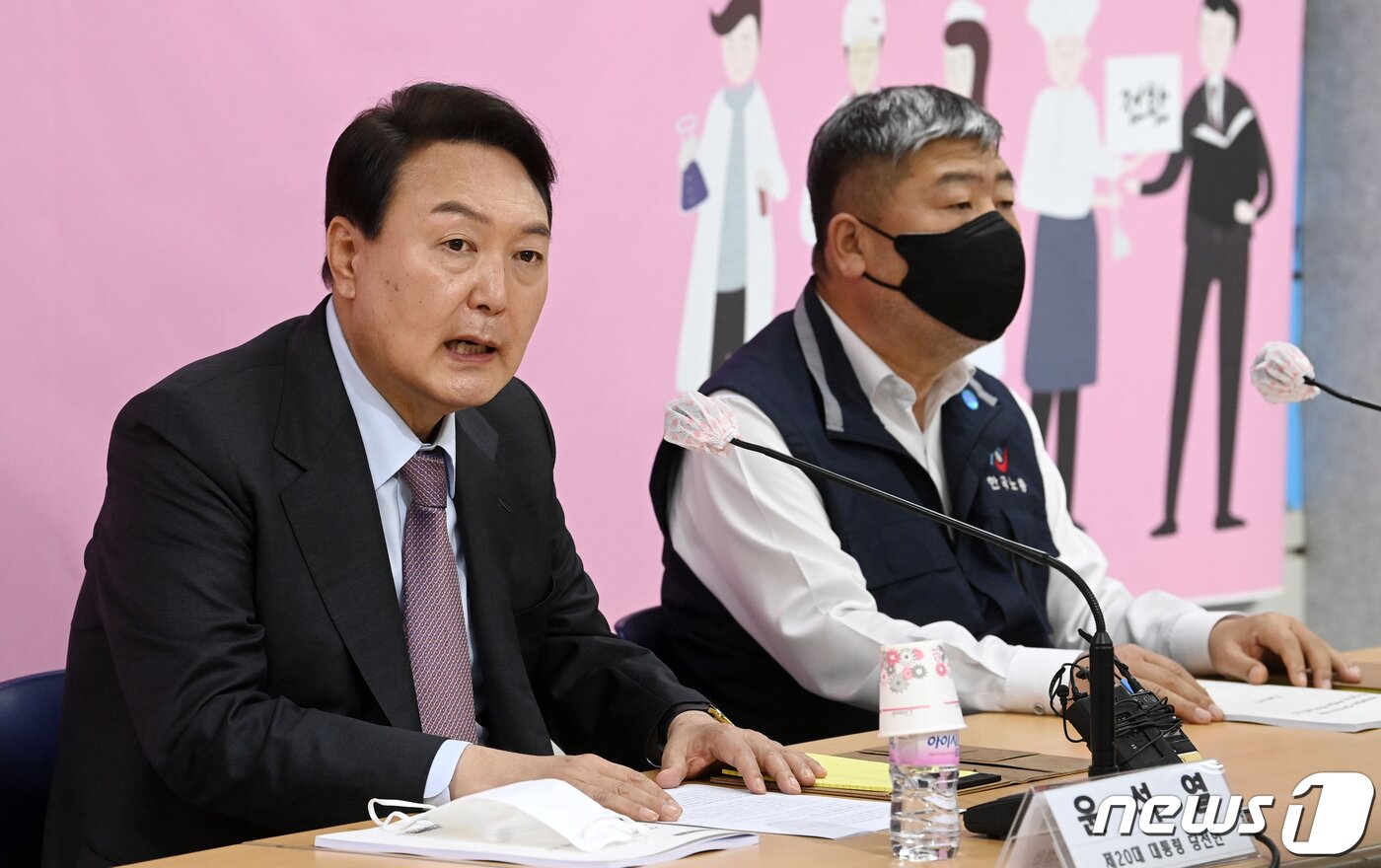 본문 이미지 - 윤석열 대통령 당선인이 15일 서울 여의도 한국노동조합총연맹(한국노총)에서 열린 간담회에서 모두발언을 하고 있다. 윤 당선인이 노동계를 만나는 것은 대선 이후 이번이 처음이다. 2022.4.15/뉴스1 ⓒ News1 인수위사진기자단