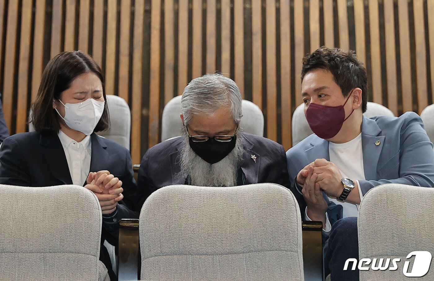 본문 이미지 - 고(故) 이예람 중사의 아버지와 박지현 더불어민주당 공동비대위원장, 임태훈 군인권센터 소장이 15일 서울 여의도 국회에서 열린 제 395회 본회의 (임시회)에서 ‘공군 20전투비행단 이예람 중사 사망 사건 관련 군내 성폭력 및 2차 피해 등의 진상규명을 위한 특별검사 임명 등에 관한 법률안’이 가결되자 방청석에서 눈물 흘리고 있다. (공동취재)2022.4.15/뉴스1 ⓒ News1 허경 기자