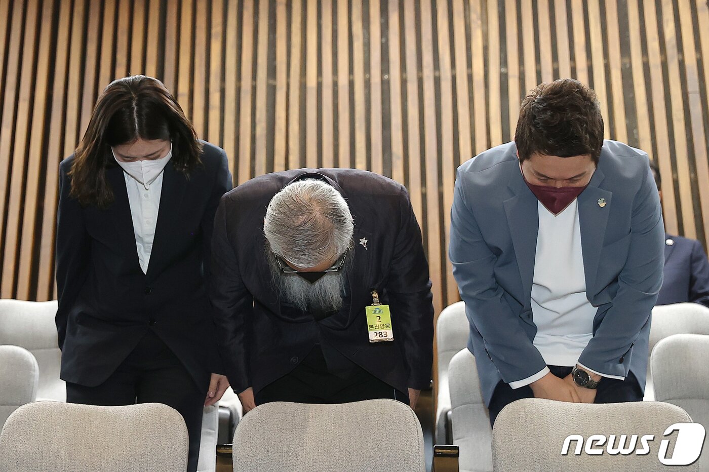 본문 이미지 - 고(故) 이예람 중사의 아버지와 박지현 더불어민주당 공동비대위원장, 임태훈 군인권센터 소장이 15일 서울 여의도 국회에서 열린 제 395회 본회의 (임시회)에서 ‘공군 20전투비행단 이예람 중사 사망 사건 관련 군내 성폭력 및 2차 피해 등의 진상규명을 위한 특별검사 임명 등에 관한 법률안’이 가결되자 방청석에서 국회의장을 비록한 의원들을 향해 인사하고 있다. (공동취재)2022.4.15/뉴스1 ⓒ News1 허경 기자